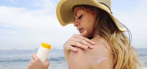 WomanApplyingSunscreen-850x400